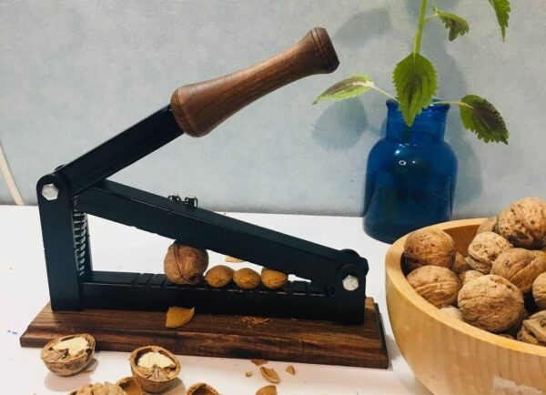 دستگاه بادام‌شکن و گردوشکن چند کاره خانگی: صرفه‌جویی در وقت و هزینه!